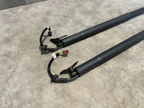 AUDI Q7 SQ7 Q8 SQ8 RSQ8 Bagageutryckare Vänster Höger 4M8827851H image 2