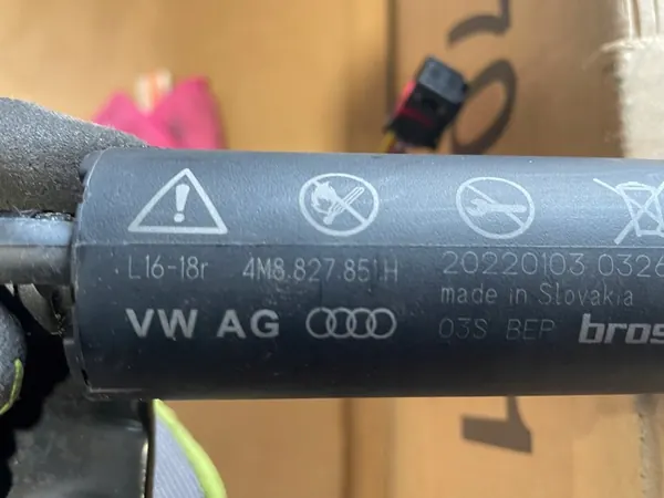 AUDI Q7 SQ7 Q8 SQ8 RSQ8 Bagageutryckare Vänster Höger 4M8827851H image 4