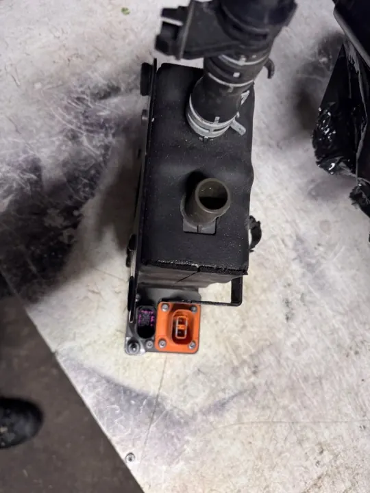 VW E-Golf Webasto Wärmetauscher OEM 258676 image 3