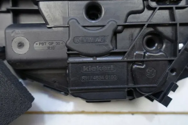 Fram Höger Dörrlås Touran 5TB837016B image 9