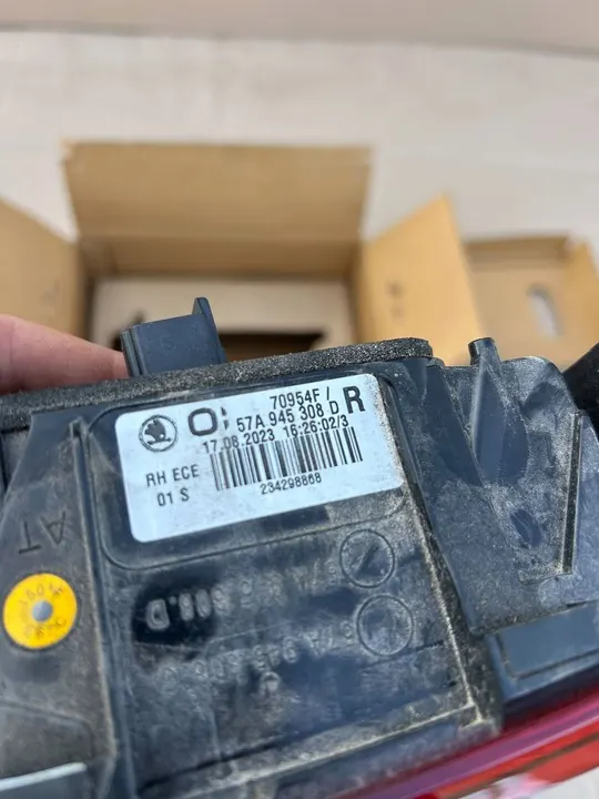 Luz LED trasera derecha Skoda 57A945308D image 4