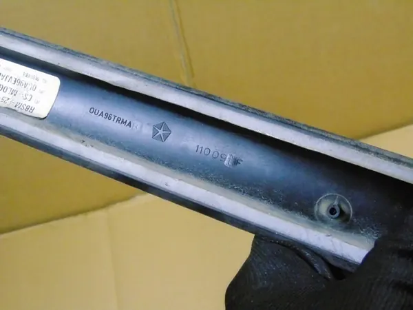 OEM OUA96EVJAB ovenlista oikea etu Chrysler Pacifica image 9