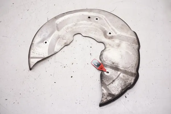 Proteção de disco de freio dianteiro direito Volvo S60 III V60 II image 1