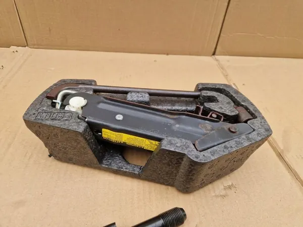 OEM Lewarek hjulnyckel för Toyota Aygo I 1.0 VTI image 3