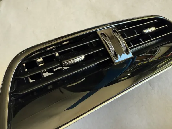 Grille de ventilation centrale Jaguar XE X760 OEM HK83-014L21-CE image 3