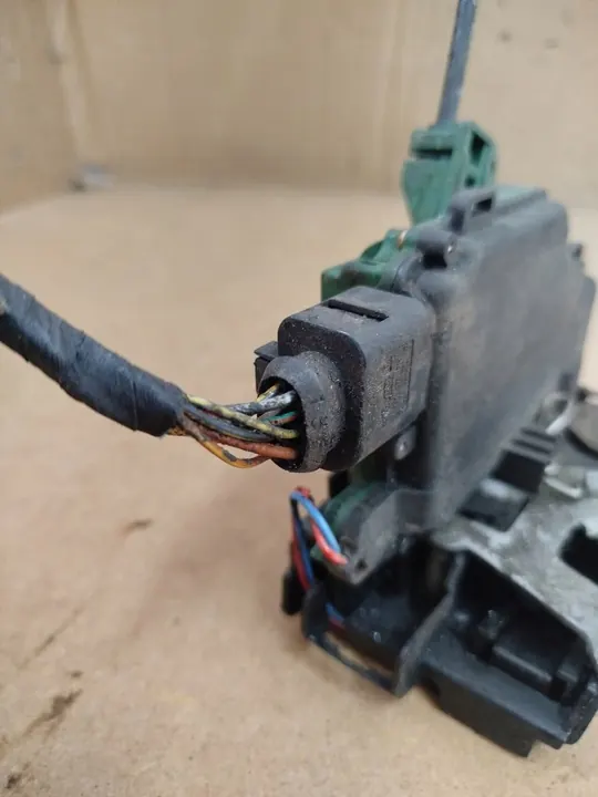 Linke vordere Türschloss Škoda Octavia I, 8-polig, OEM 3B1837015Q image 3