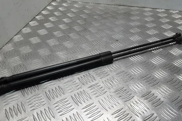 Atuador do porta-malas direito VOLVO V40 ESTATE 1.6L diesel OEM 31395607 image 4