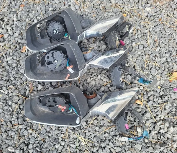 Tesla Model S linke Spiegelhalterung OEM 1042523-00-A image 2
