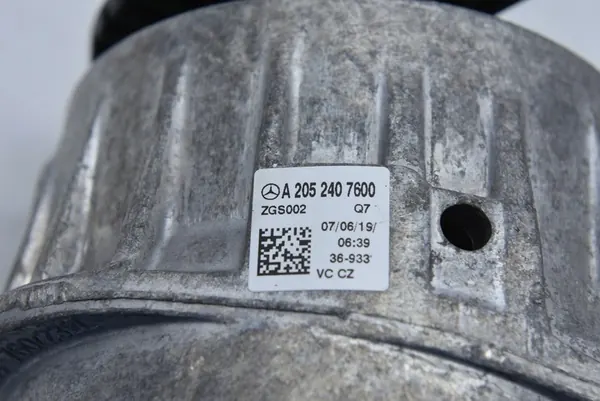 MERCEDES C W205 Moottorituki Vasen Oikea Etu A2052407600 image 4