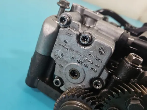 Bomba de aceite OEM 03L103535 para VW Passat B7 2.0 TDI image 5