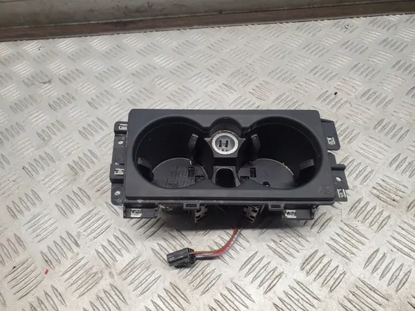 Audi Q8 Getränkehalter OEM 4M8862533E Frontkonsole image 2