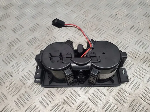 Audi Q8 Getränkehalter OEM 4M8862533E Frontkonsole image 3