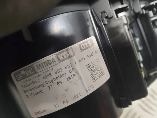 Audi Q8 Getränkehalter OEM 4M8862533E Frontkonsole image 4