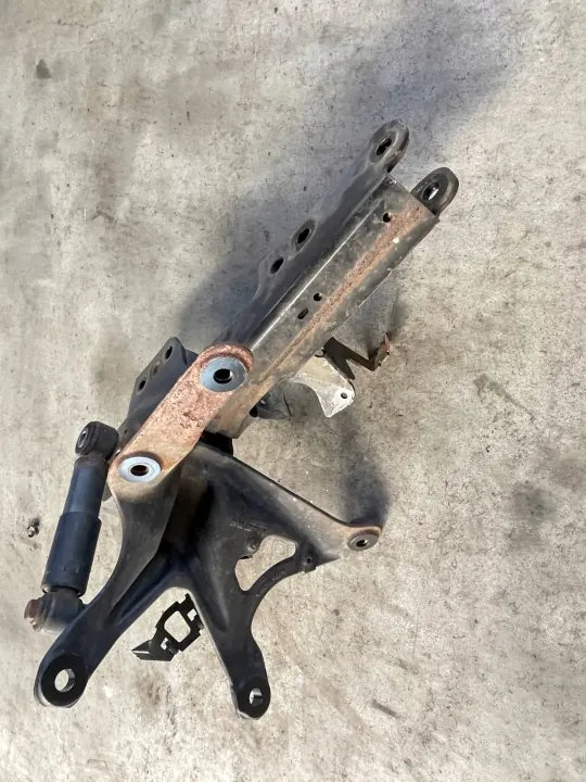 Mercedes Actros Kabinenkipphalterung OEM A9613102258 image 3