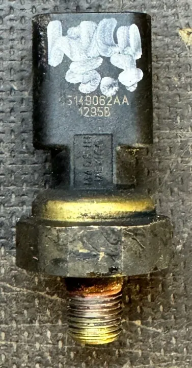 Sensor de presión de aceite OEM 05149062AA Jeep 5.7L image 3