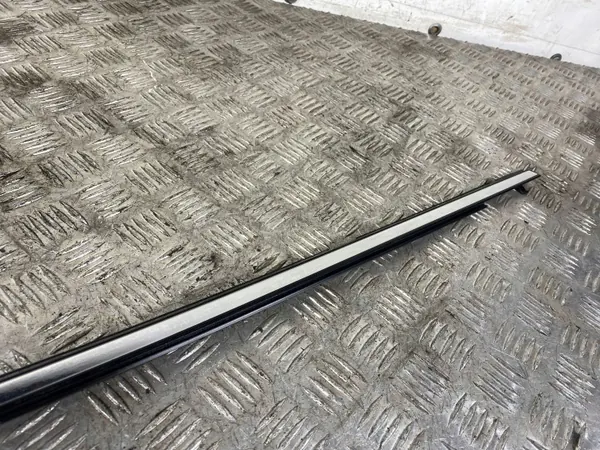 Subaru OE takaikkunan lista OEM FBZ16851 image 3