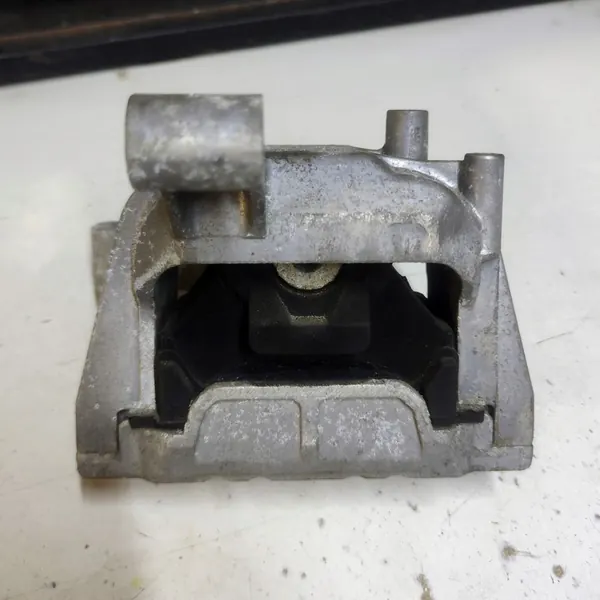 VW Tiguan I 2.0 Moottorin tuki 5N0199262E image 2