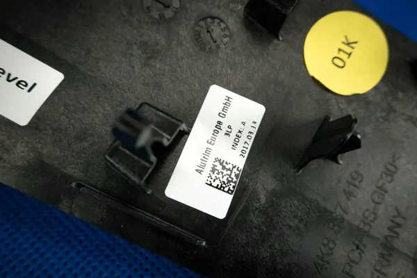 Moldura porta Audi A7 OEM 4K8867419E - Usado image 5