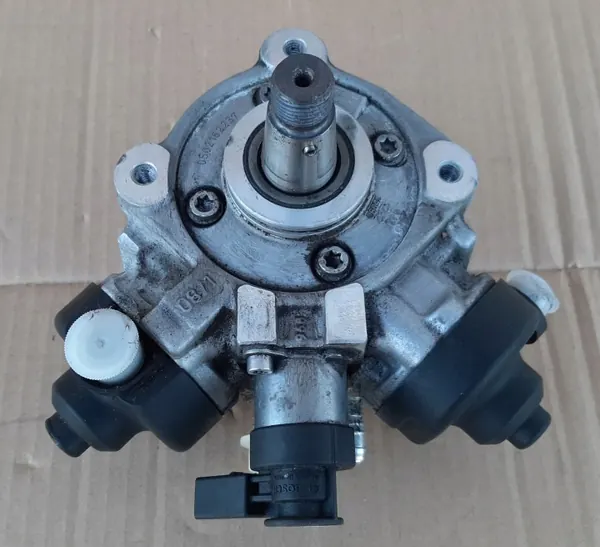 Pompe à injection OEM 03N130755A pour VW Passat B8 image 2