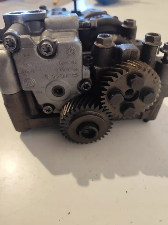 Bomba de óleo usada OEM 03L103537 para 2.0 TDI 140CV image 3