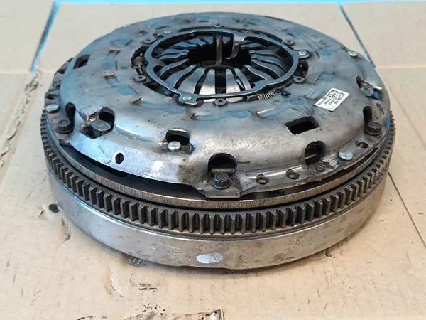 VW Passat B8 VARIANT 2.0 TDI 110KW 2022 Volante Duplo OEM 04L141015M image 3