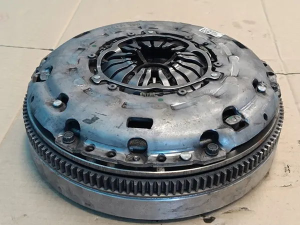 VW Passat B8 VARIANT 2.0 TDI 110KW 2022 Volante Duplo OEM 04L141015M image 4