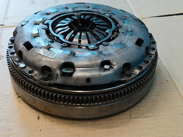 VW Passat B8 VARIANT 2.0 TDI 110KW 2022 Volante Duplo OEM 04L141015M image 5