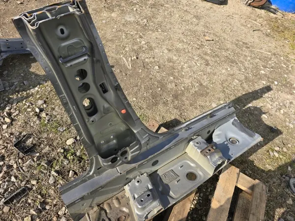 Pilier de porte gauche central Mercedes CLA W118 OEM image 3