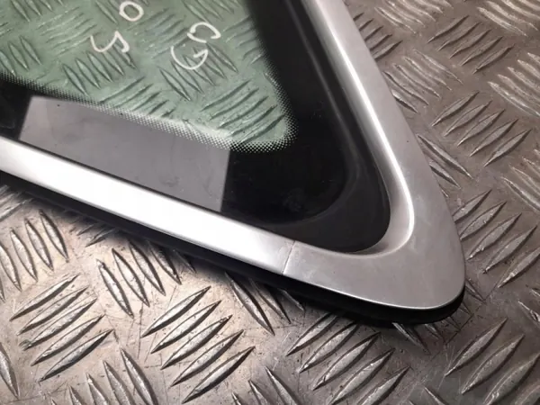 Audi Q7 2019 takaoikea sivulasi OEM 4M0845298 image 3