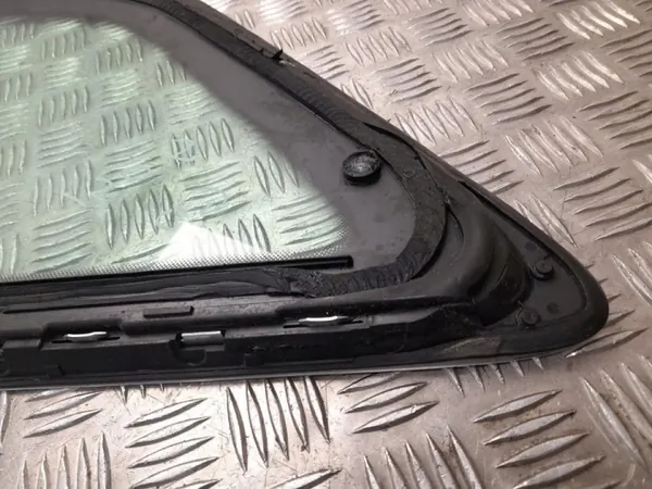 Audi Q7 2019 takaoikea sivulasi OEM 4M0845298 image 5