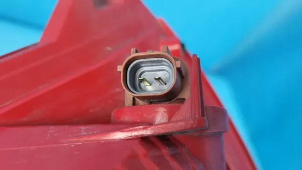 KIA OEM 92406-R2000 Taka Oikea Sumuvalo - Käytetty image 7