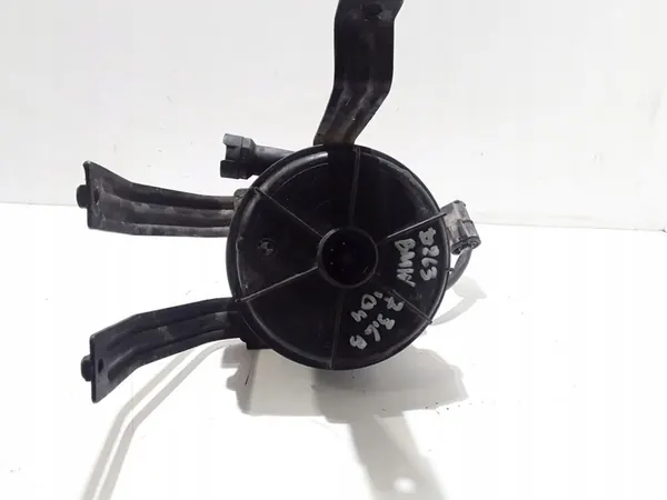 2004 BMW 7 E65 E66 Pompe à air secondaire image 1