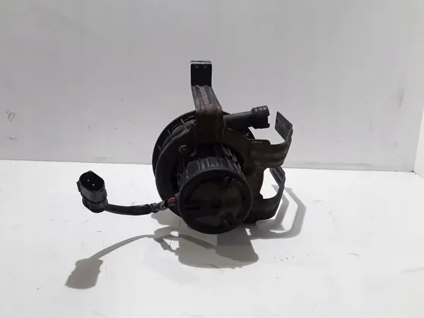 2004 BMW 7 E65 E66 Pompe à air secondaire image 2