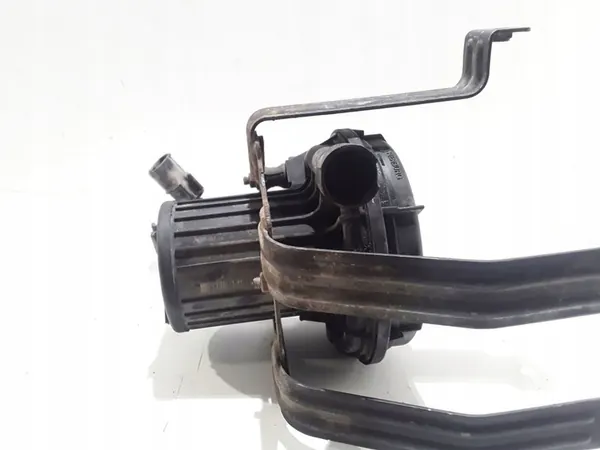 2004 BMW 7 E65 E66 Pompe à air secondaire image 4