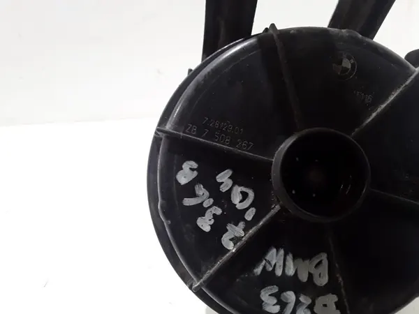 2004 BMW 7 E65 E66 Pompe à air secondaire image 5