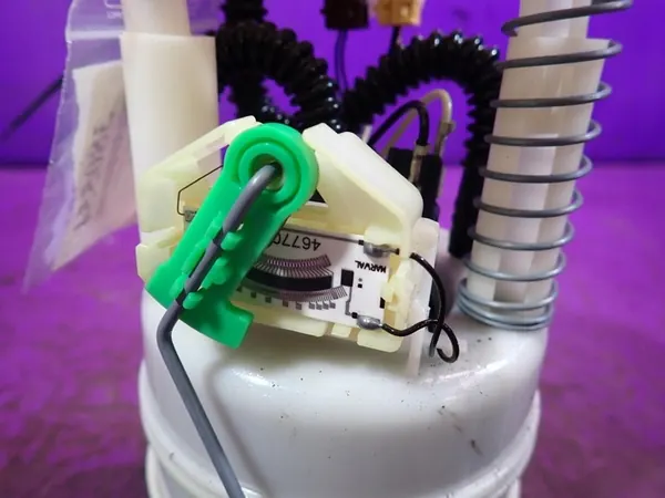 RENAULT CLIO III 05-09 Brandstofpomp 8200727740 4 Pin image 2