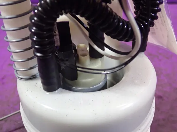 RENAULT CLIO III 05-09 Brandstofpomp 8200727740 4 Pin image 3