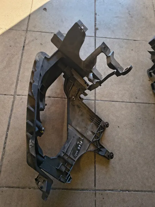 Audi OE 8K0805607B Koplampbevestiging image 2