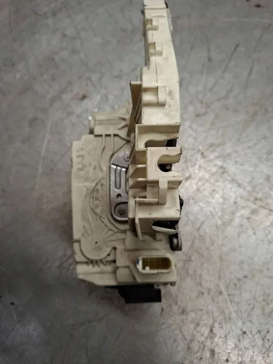 Bakre vänstra dörrlås MERCEDES-BENZ C (W204) A2047301335 image 2