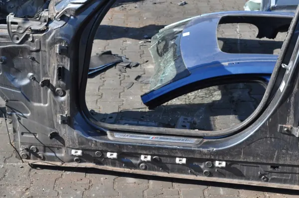BMW 3 G20 2022 Vasen B-pilari OEM 423044 image 5