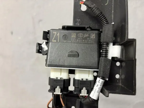 Toyota RAV4 V Heckklappensensor OEM 891B1-42030 image 7