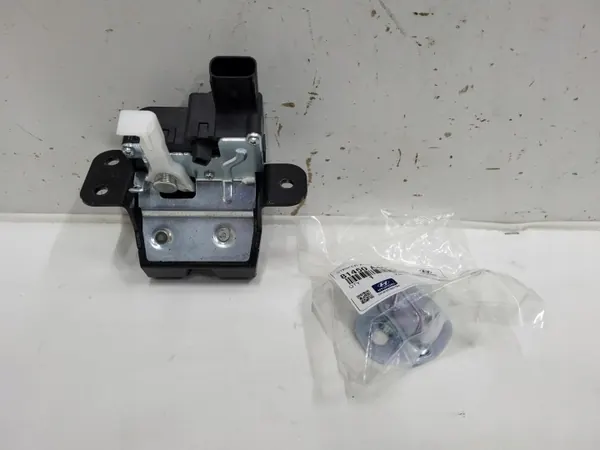 Kofferbakslot Hyundai Kona OEM 81230J9000 - Gebruikt image 2
