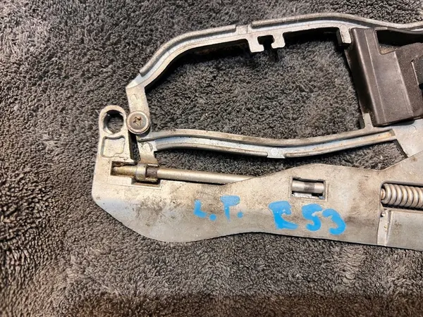 Support de poignée de porte BMW X5 E53 avant gauche OEM 51218243615 image 2