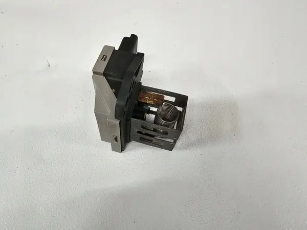 RENAULT CLIO 4 IV 0.9 TCE Fläktmotstånd 255505343R image 2