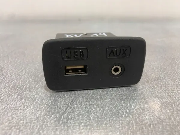 Tomada USB Subaru OEM FBZ18982 - Estado Usado image 2