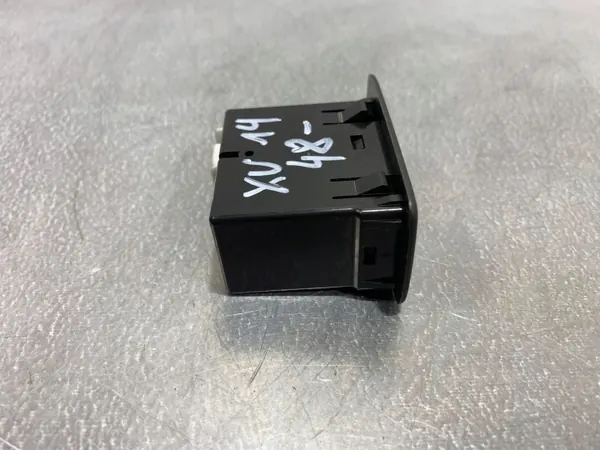 Tomada USB Subaru OEM FBZ18982 - Estado Usado image 3