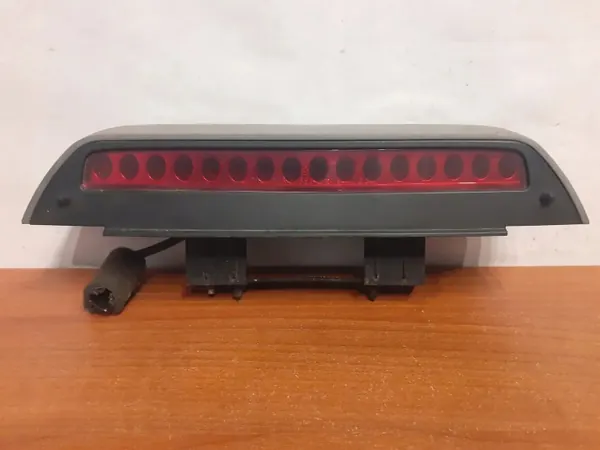 Feu stop Kia OE d'occasion OEM 11670 Carens II image 2