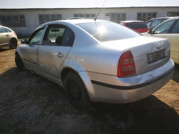 Supporti motore e cambio Skoda Superb 2005 1.9L 8e0199382b image 8