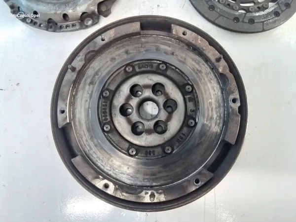 Opel Corsa D 1.6 Kaksimassavälykki 55575959 image 4