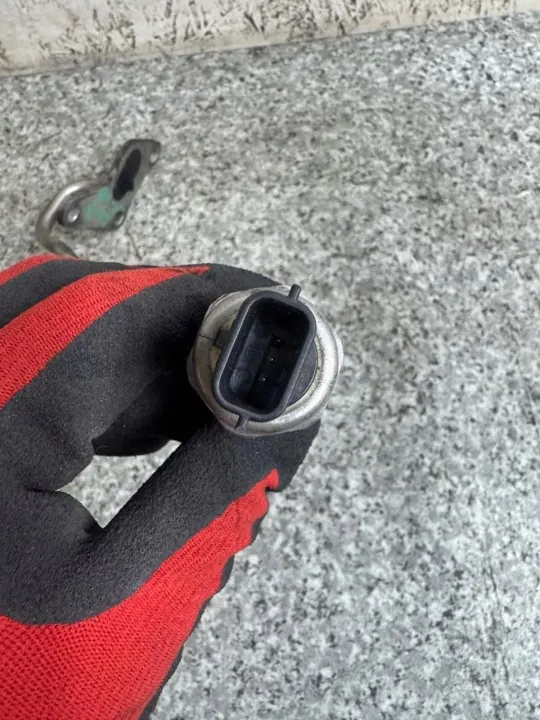 Capteur de vanne distributeur de carburant OEM Mazda CX-3 2015-2022 image 3
